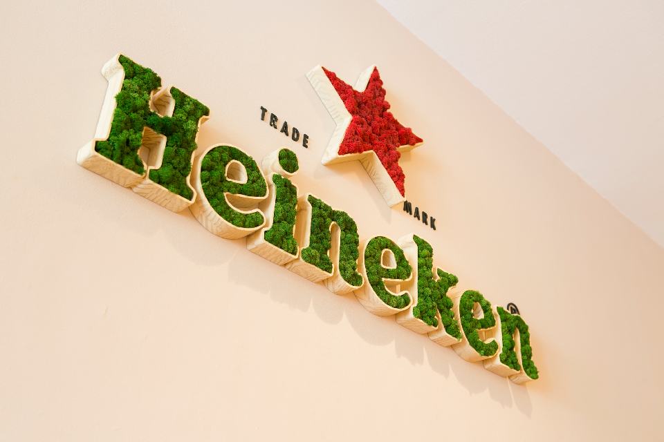 Logotipo Heineken en liquen verde identidad green