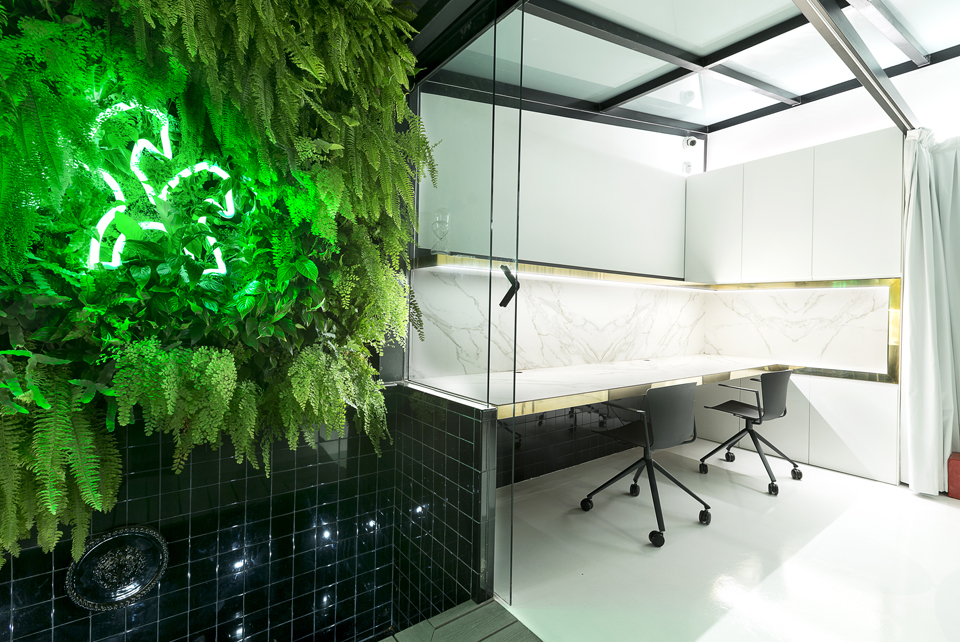Jardin-vertical-oficina-diseño-biofílico