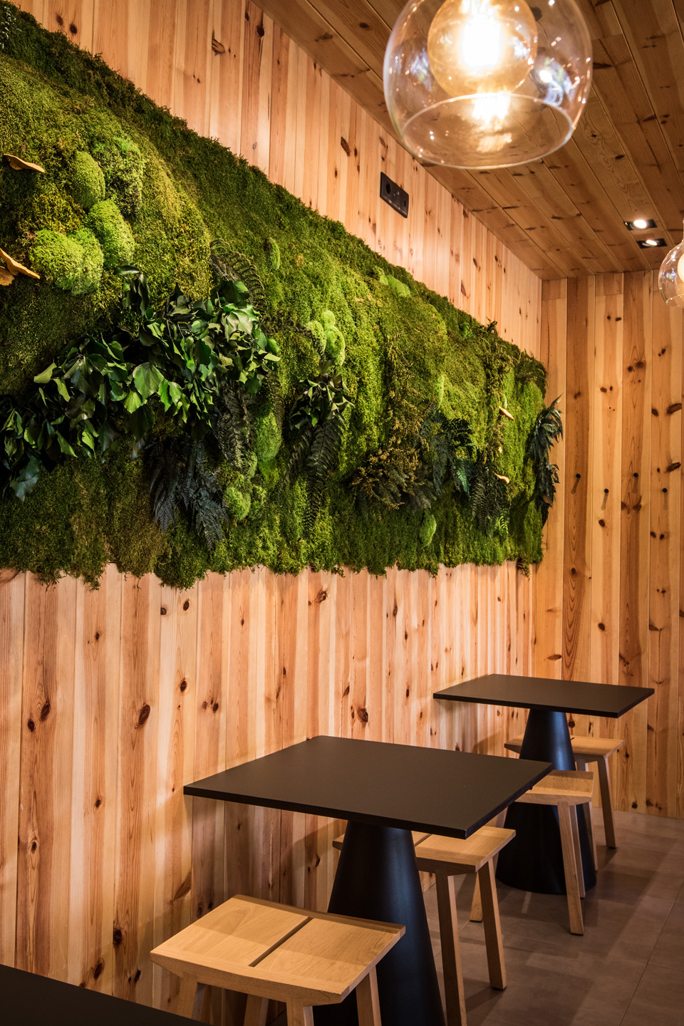 vertical-garden-restaurant-design-greenarea