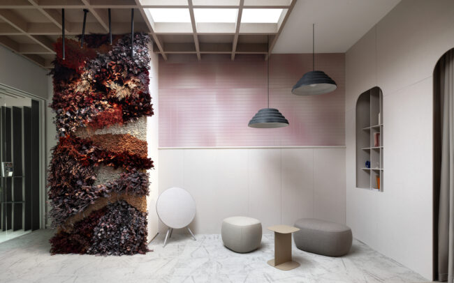 Showroom Ecocero barcelona jardín vertical otoñal