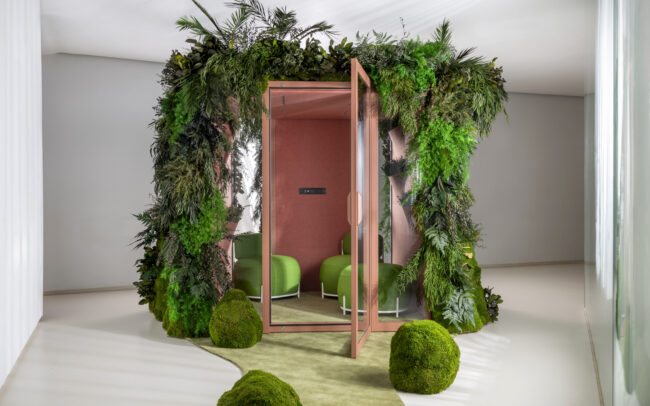 cabina acústica con vegetación Actiu Qyos instalación welcome indoor creatures mdf2025