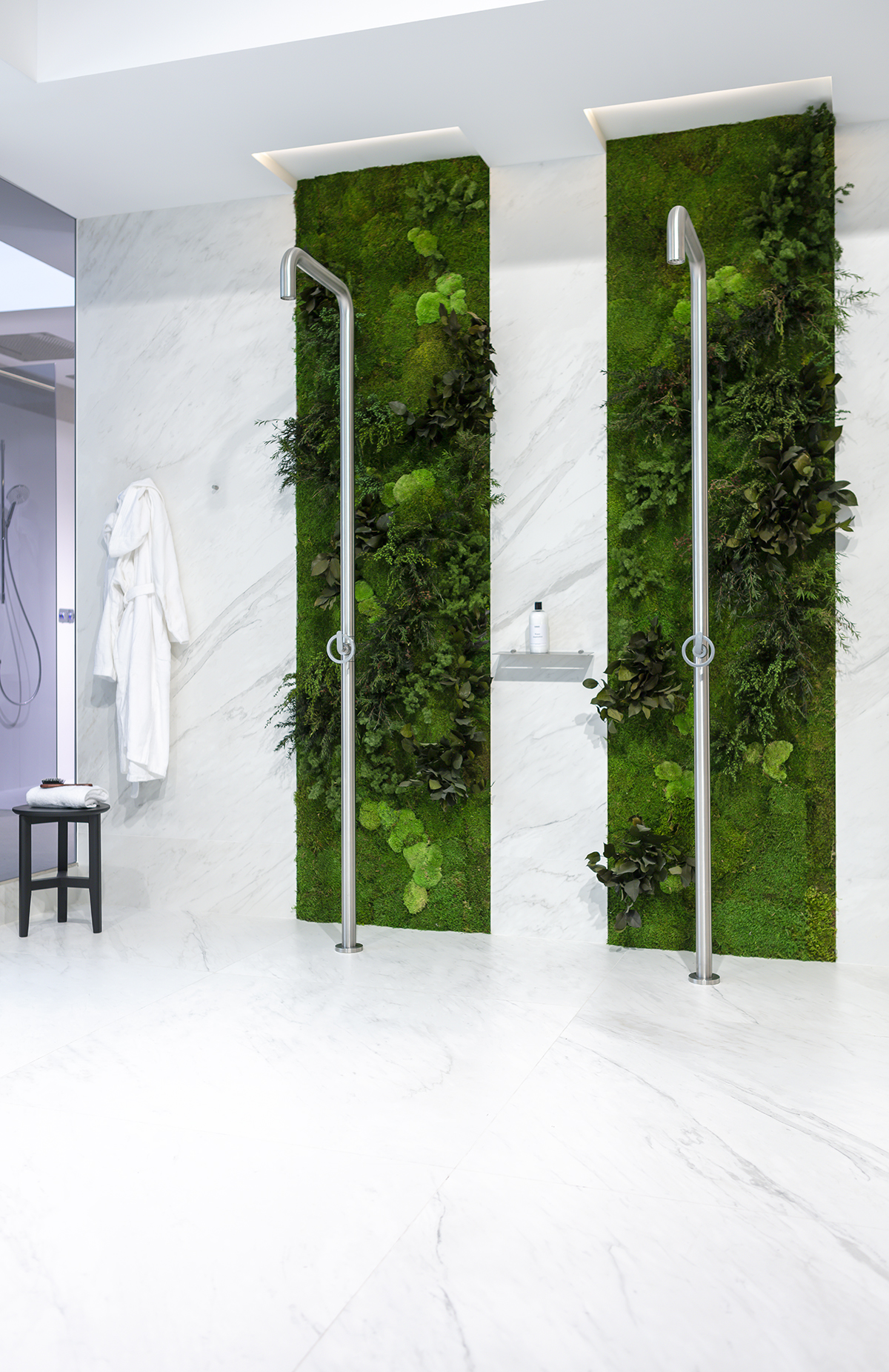 jardin-vertical-preservado-showroom-noken-baño